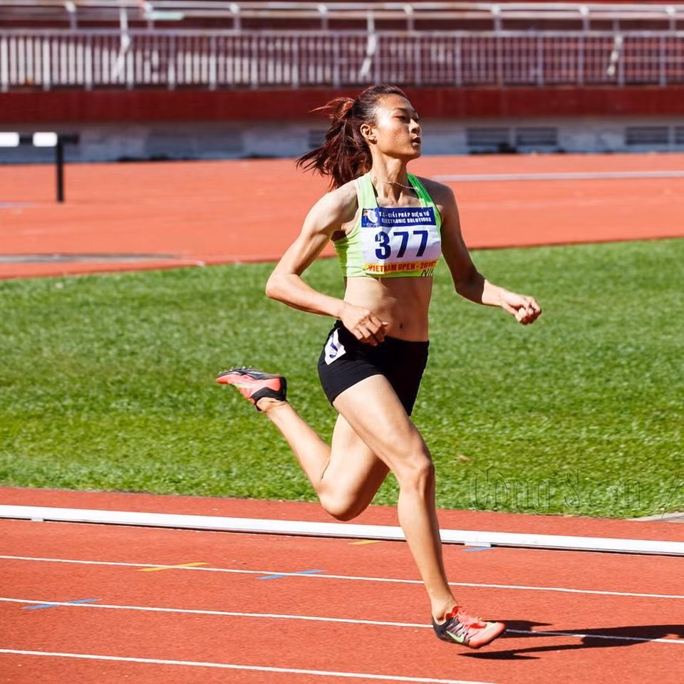 Không chỉ có phóng viên nước chủ nhà SEA Games 29 ấn tượng mà Tú Chinh còn được bạn bè quốc tế "nể trọng" bằng thành tích của mình. Ông Paul Piera, phóng viên ảnh “nhập cư” đến từ Singapore đã ồ lên nói về cô nữ VĐV điền kinh Việt Nam rằng: "Tôi đã tin. Việt Nam các bạn thật tự hào khi có cô ấy. Một “tia chớp” của điền kinh khu vực và sẽ còn tiến xa. Chúng ta hãy chờ xem".