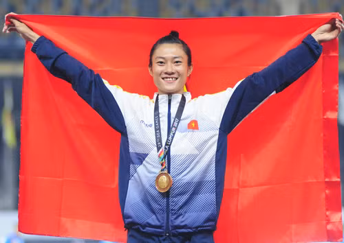 Sau những Vũ Bích Hường hay Vũ Thị Hương thì điền kinh Việt Nam lại xuất hiện "nữ hoàng tốc độ mới" mang tên Lê Tú Chinh. Mới đây, nữ VĐV này đã khiến báo giới tại SEA Games 29 kinh ngạc với thành tích khủng của mình. Ảnh trong bài: Facebook nhân vật.