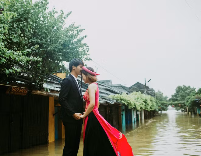 ... Tuy nhiên, bỏ qua những sự chán nản ban đầu, cặp đôi Bích Hồng và Phúc Đức quyết định lên thuyền chụp ảnh và sau khi chụp một vài bức hình đầu tiên, cặp đôi nhanh chóng lấy được tinh thần để quyết tâm "sống chung với lũ".