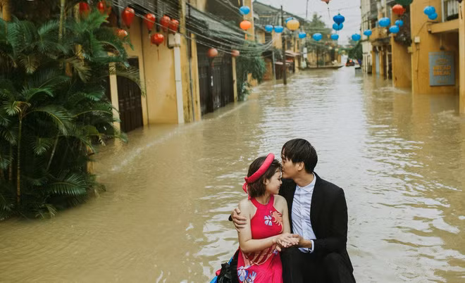 Vẫn biết rằng, chụp ảnh cưới ở điều kiện thời tiết tốt đã là rất vất vả nhưng chọn vào ngày nước lũ sông Thu Bồn dâng cao làm Hội An ngập úng lại cực nhọc, khó khăn hơn gấp trăm ngàn lần. Tuy nhiên, với quyết định táo bạo ghi lại những khoảnh khắc hạnh phúc cho ngày trọng đại nhất cuộc đời, Bích Hồng và Đức Phúc thuyết phục một nhóm ê kíp thực hiện cho mình bộ ảnh cưới với khung cảnh Hội An mênh mông nước lũ.