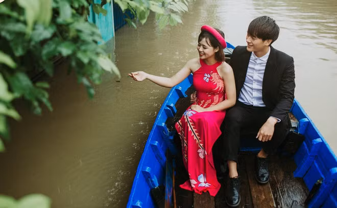 Cặp đôi tranh thủ thực hiện bộ ảnh cưới tại Hội An trong những ngày bão số 12 đổ bộ gây ngập úng đang khiến cộng đồng mạng quan tâm là Phạm Bích Hồng và Hồ Phúc Đức, cả 2 đều đến từ Sài Gòn.