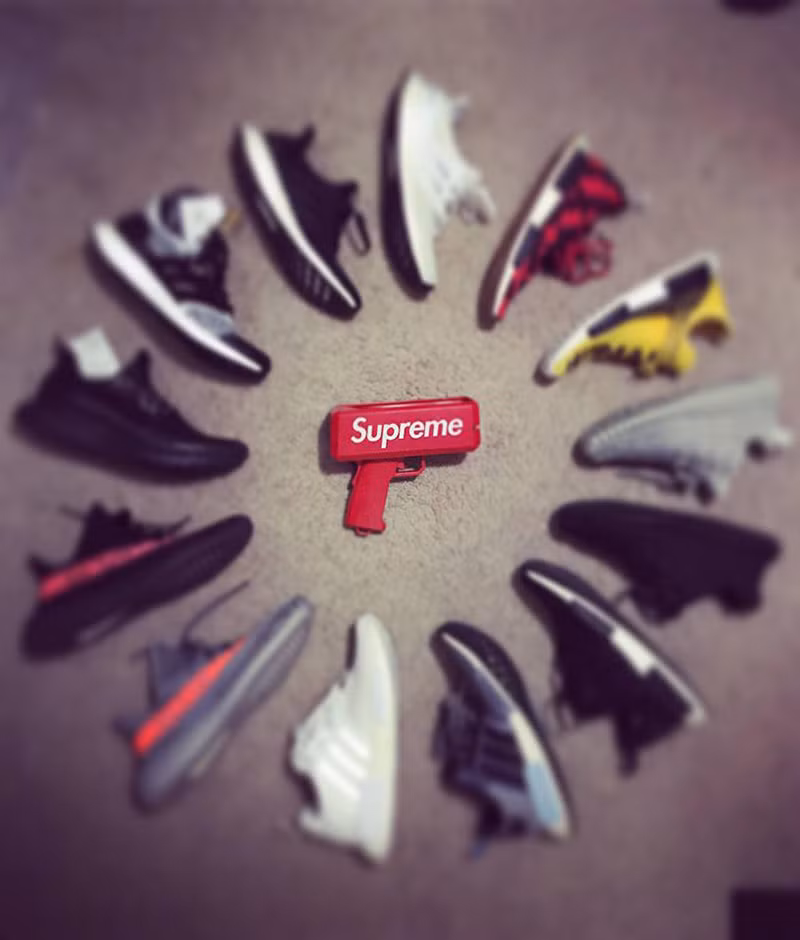 Ngoài những đôi thuộc hàng hiếm, số còn lại trong "kho" giày của Leo Nguyễn có giá từ 600USD trở xuống. Tính sơ sơ, 43 đôi giày có tổng giá trị khoảng gần 1 tỷ đồng.