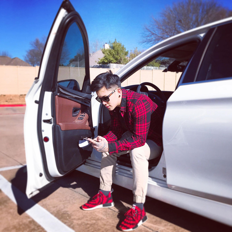 Thông thường, Leo Nguyễn sẽ mất khoảng 10 phút để ngâm cứu xem nên chọn đôi nào ra đường. Khi sử dụng xong, không bao giờ quên thao tác dùng Alcohol lau đi những phần bị dính dơ, sau đó cất kĩ vào hộp. Sắp tới, anh chàng này vẫn có dự định sẽ tậu thêm giày nếu cảm thấy yêu thích và hợp túi tiền.