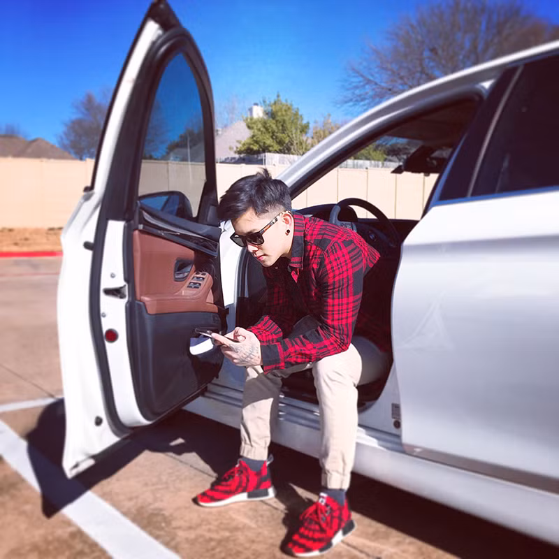 Thông thường, Leo Nguyễn sẽ mất khoảng 10 phút để ngâm cứu xem nên chọn đôi nào ra đường. Khi sử dụng xong, không bao giờ quên thao tác dùng Alcohol lau đi những phần bị dính dơ, sau đó cất kĩ vào hộp. Sắp tới, anh chàng này vẫn có dự định sẽ tậu thêm giày nếu cảm thấy yêu thích và hợp túi tiền.