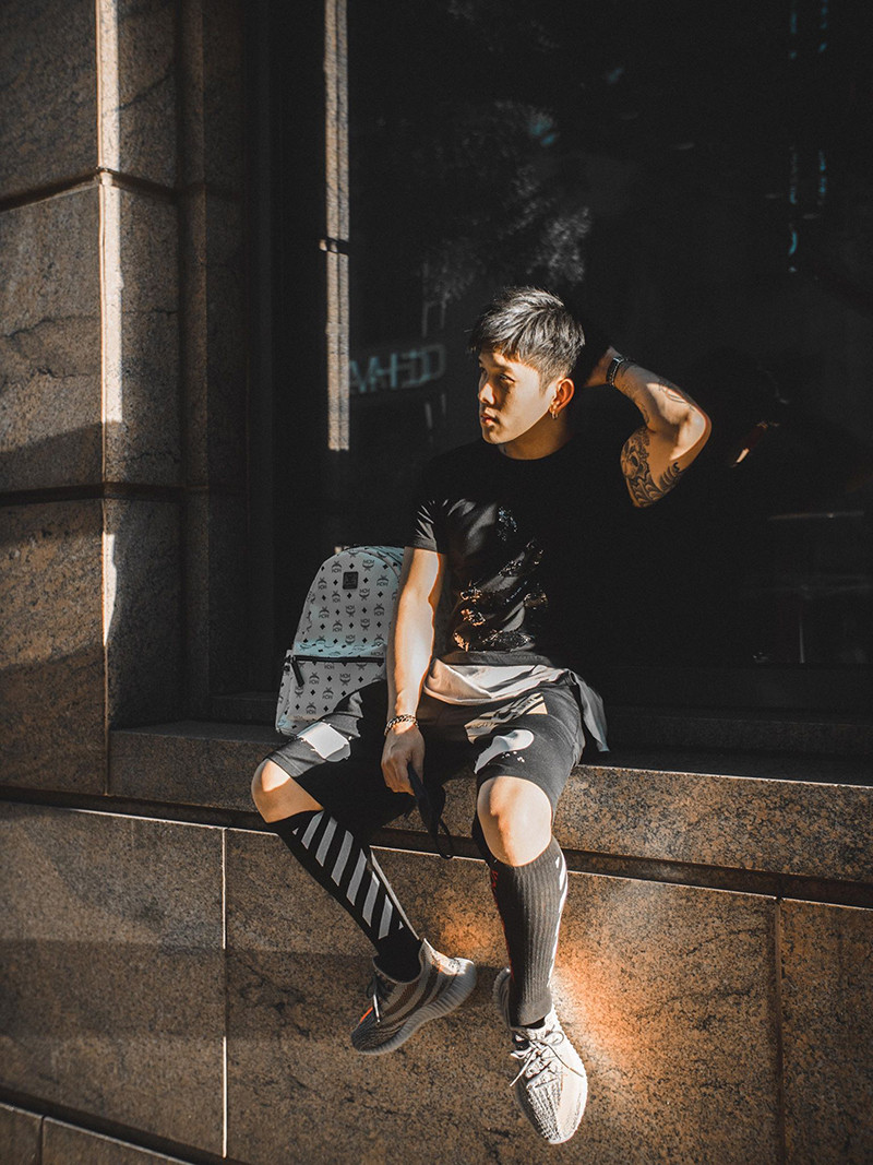 Leo Nguyễn cho biết, từ khi đi làm, anh chàng thường trích tiền lương của mình để mua giày. Có những đôi đắt tiền, phải để dành một thời gian khá dài mới mua được. Chính vì lẽ đó mà chàng trai 9X rất nâng niu, gìn giữ những đôi giày của mình.