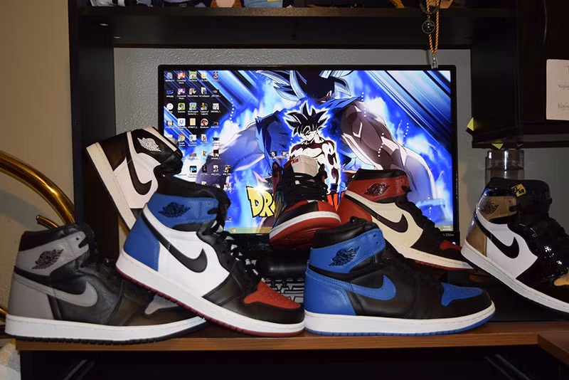 Để thỏa mãn sở thích sưu tầm giày của mình, năm 2017 Leo Nguyễn quyết định vừa đi học vừa làm nail, lương từ công việc này là 3.500USD (khoảng 80 triệu đồng).