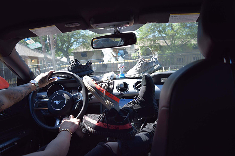 Trong bộ sưu tầm giày của Leo Nguyễn, đôi giày có giá trị nhất là Yeezy v1 Turtle Dove, khoảng 1.895USD, tương đương 44 triệu đồng tiền Việt. Các đôi Jordan 4 x Kaws, Yeezy v1 Turtle dove, Pirate black, MoonRock, Human Race vàng, Nmd x NiceKick có giá khoảng 1.200USD.