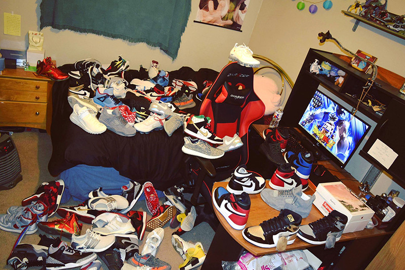 Leo Nguyễn sinh năm 1993, hiện đang sinh sống cùng gia đình tại Mỹ. Chàng trai này có niềm đam mê đặc biệt với giày thể thao từ bé. Năm 2015, Leo Nguyễn bắt đầu sưu tập những đôi giày đầu tiên.