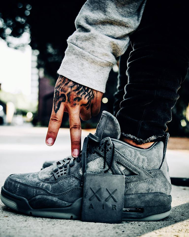 Đến thời điểm hiện tại, bộ sưu tầm giày của chàng trai 9X này đã lên tới 43 đôi giày thể thao ở nhiều thương hiệu khác nhau. Đa số thuộc Nike và Adidas: "Nike thì mình có Jordan, Off-White, Adidas thì mình có Yeezy và Human Race" - chàng trai 9X chia sẻ.