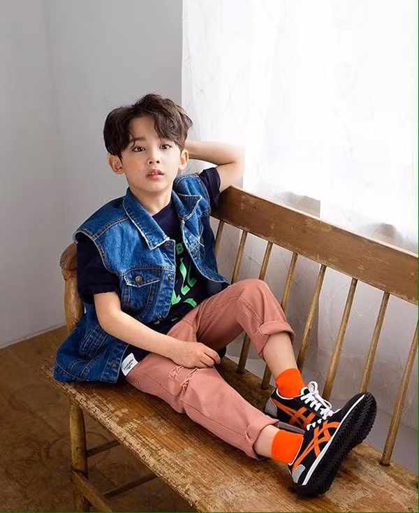 Nhờ năng khiếu diễn xuất trước ống kính mà Lee Daamin luôn tự tin tạo dáng và phô bày ưu điểm của mình trong từng shoot hình thời trang.