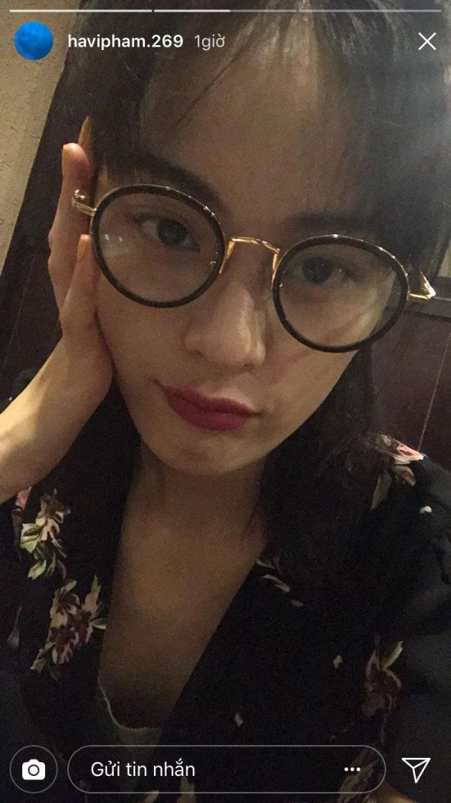 Trước quá nhiều ý kiến trái chiều từ dư luận, vào tối 16.7, Hạ Vi đã đăng tải hình ảnh mới nhất lên phần story của trang cá nhân Instagram. Có thể thấy, nữ diễn viên đã chuyển sang màu tóc đen thay cho kiểu tóc vàng rực gây tranh cãi.