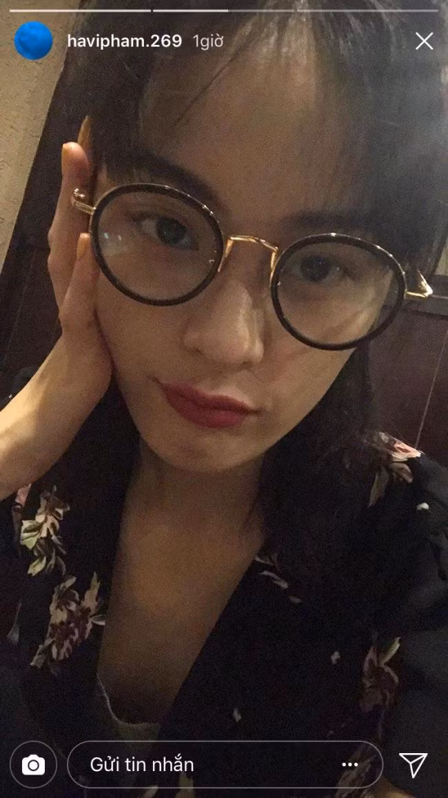 Trước quá nhiều ý kiến trái chiều từ dư luận, vào tối 16.7, Hạ Vi đã đăng tải hình ảnh mới nhất lên phần story của trang cá nhân Instagram. Có thể thấy, nữ diễn viên đã chuyển sang màu tóc đen thay cho kiểu tóc vàng rực gây tranh cãi.