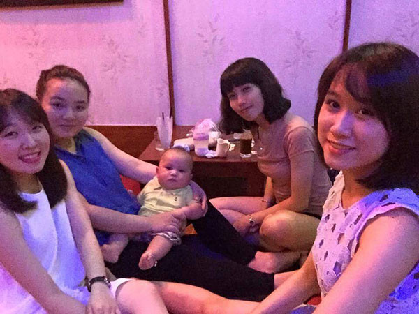 Khi được hỏi về việc xung quanh bạn bè đã lấy chồng, sinh con, Quỳnh Anh có cảm thấy chạnh lòng hay không. Cô bạn mỉm cười, lắc đầu chia sẻ: 'Nhiều người hỏi mình câu này lắm rồi, nhưng trước sau như một thôi, mình không hề buồn, ngược lại còn cảm thấy rất vui khi bạn bè của mình hạnh phúc viên mãn. Sát ngày sinh, cả nhóm còn tụ tập đi ăn kẻo ở cữ là kiêng không được gặp'.