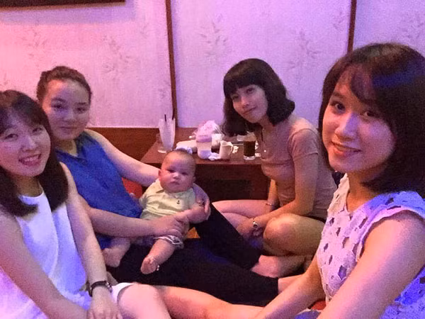 Khi được hỏi về việc xung quanh bạn bè đã lấy chồng, sinh con, Quỳnh Anh có cảm thấy chạnh lòng hay không. Cô bạn mỉm cười, lắc đầu chia sẻ: 'Nhiều người hỏi mình câu này lắm rồi, nhưng trước sau như một thôi, mình không hề buồn, ngược lại còn cảm thấy rất vui khi bạn bè của mình hạnh phúc viên mãn. Sát ngày sinh, cả nhóm còn tụ tập đi ăn kẻo ở cữ là kiêng không được gặp'.