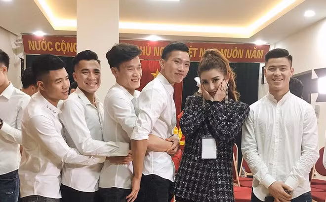 Gần 2 tuần sau khi trở về nước từ VCK U23 châu Á, U23 Việt Nam vẫn bận rộn với những buổi giao lưu với NHM. Mới đây nhất, dàn "cực phẩm" tuổi U23 này một lần nữa khiến dân tình trên mạng xã hội đổ gục khi đồng loạt diện sơ mi trắng cực bảnh bao.