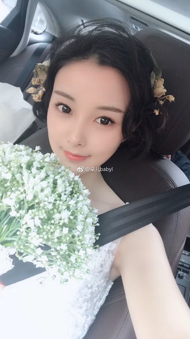 Với vẻ ngoài xinh xắn như vậy, chẳng khó hiểu khi số lượng fan nam trong danh sách fan hâm mộ của Đóa Nhi phải chiếm đến 90% và trang cá nhân của hot girl tiệm net này liên tục được gia tăng số người theo dõi.