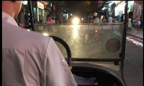 Man lua dao ben trong dong mai dam tren dao Cat Ba