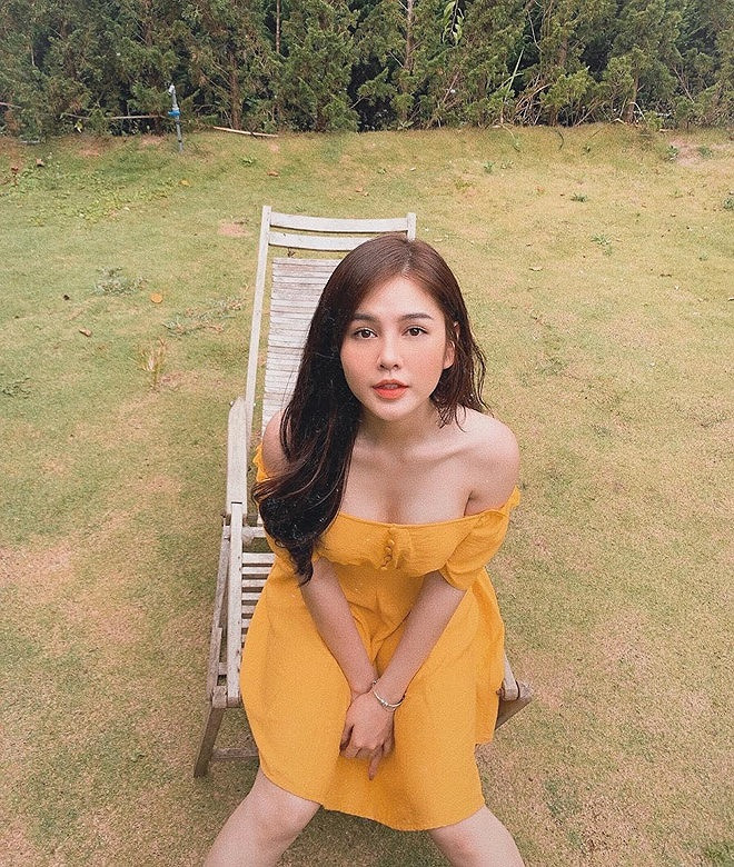 Ngoài công việc MC, diễn xuất, Thu Hoài là chủ cửa hàng thời trang tự thiết kế. Hot girl 9X cho biết mình là người tham công tiếc việc. Khi cơ hội tới, bằng mọi giá, cô phải nắm lấy nếu không sẽ tiếc nuối.