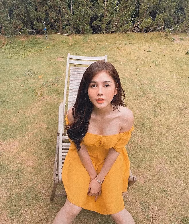 Ngoài công việc MC, diễn xuất, Thu Hoài là chủ cửa hàng thời trang tự thiết kế. Hot girl 9X cho biết mình là người tham công tiếc việc. Khi cơ hội tới, bằng mọi giá, cô phải nắm lấy nếu không sẽ tiếc nuối.