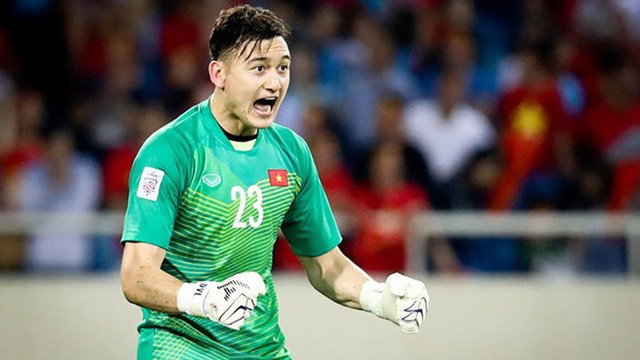 Đứng trong khung gỗ của đội tuyển Việt Nam khó ai có thể cạnh tranh với Đặng Văn Lâm. Thời gian qua, thủ môn Việt kiều này thể hiện phong độ chói sáng trong màu áo CLB Muangthong United khi cùng đội bóng Thái Lan nói dài mạch bất bại tại Thai.League.