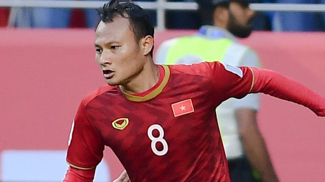 Phía hàng lang cánh phải, Trọng Hoàng với khả năng lên công về thủ đều đặn, là phương án tối ưu trong những pha phán công nhanh.