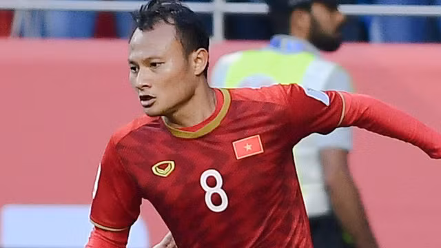 Phía hàng lang cánh phải, Trọng Hoàng với khả năng lên công về thủ đều đặn, là phương án tối ưu trong những pha phán công nhanh.