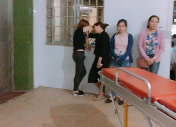 Người nhà bệnh nhân có mặt tại Bệnh viện Đa khoa Hà Đông sau khi nhận được hung tin.