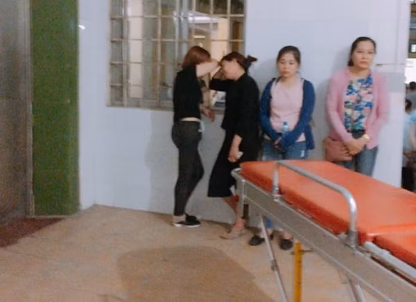 Người nhà bệnh nhân có mặt tại Bệnh viện Đa khoa Hà Đông sau khi nhận được hung tin.