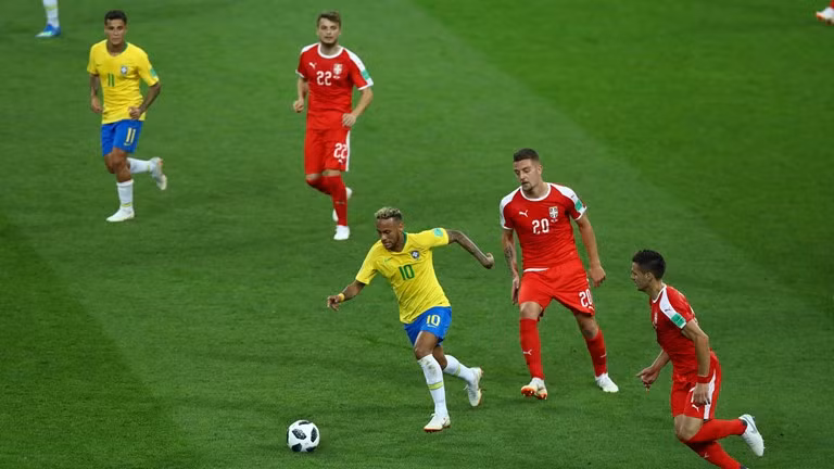 Vuot qua Serbia, Brazil duong hoang tien vao vong 1/8 World Cup 2018 voi ngoi dau-Hinh-2