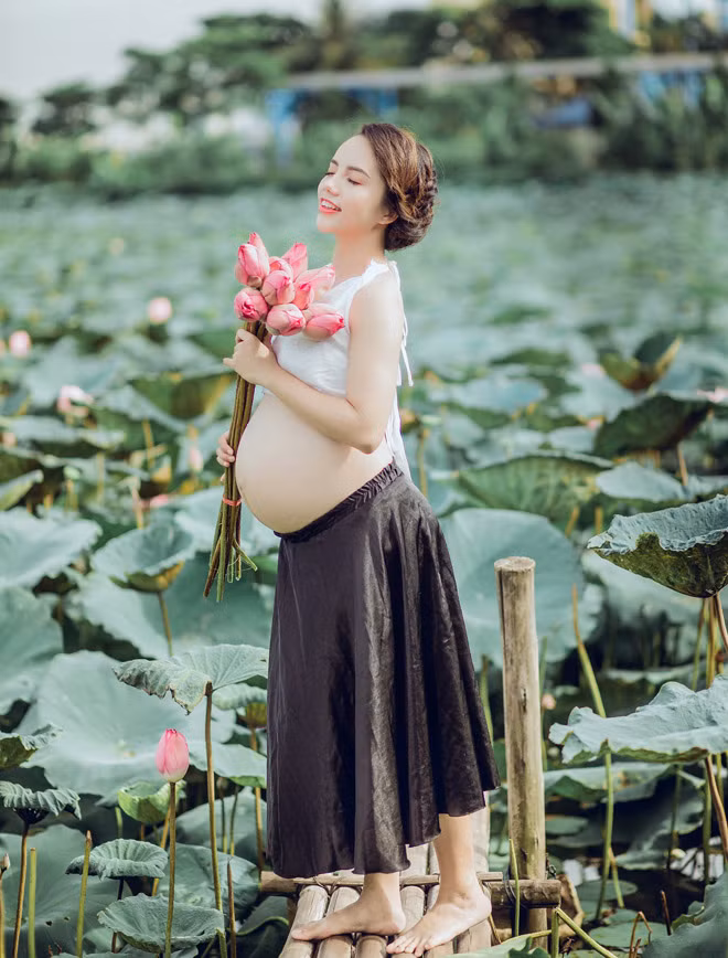Theo chia sẻ của chị Hải Yến, chủ nhân bộ ảnh bà bầu bên ao sen thì chị thực hiện những bức ảnh của mình ở tuần 32 thai kỳ.