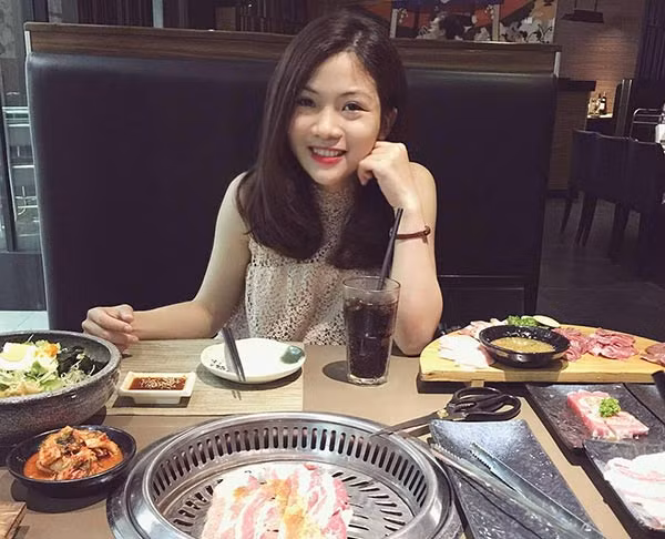 Nu sinh khoe mam com "sang chanh" gay tranh cai