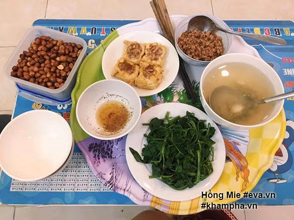 Sở dĩ, ngoài việc nhận được nhiều lời khen từ cư dân mạng cho Tuyết Hồng là nhờ vừa xinh xắn lại có tài khéo léo đảm đang trong việc bếp núc.