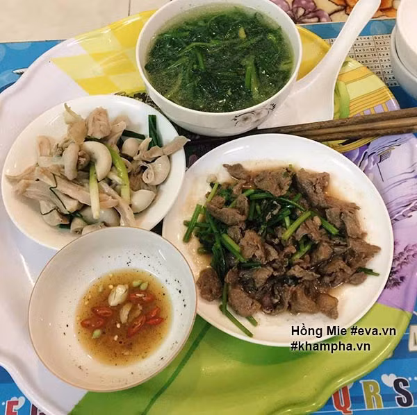 Liên lạc với cô sinh viên khéo tay, xinh đẹp, Tuyết Hồng cho biết, hiện đang ở chung phòng với một cô bạn gái và những bữa cơm sinh viên được cô gái trẻ nấu với lượng nhiều như vậy là vì cả hai ăn chung và tiền chợ sẽ chia đôi.