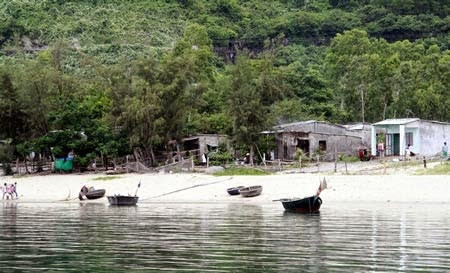 Hiện tại chỉ còn vài người dân sinh sống gần đó còn giữ lại nghề đánh cá mưu sinh. Nên phong cảnh biển nơi đây còn rất hoang sơ, nguyên thủy.