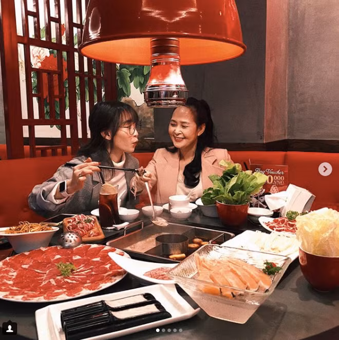 Bộ ảnh của #lăncùngsunsun dẫn NHM đi từ Sài Gòn đến Hà Nội, từ món ăn đường phố tới nhà hàng sang trọng, từ trong nước đến ngoài nước - nói chung là cái gì cũng có.