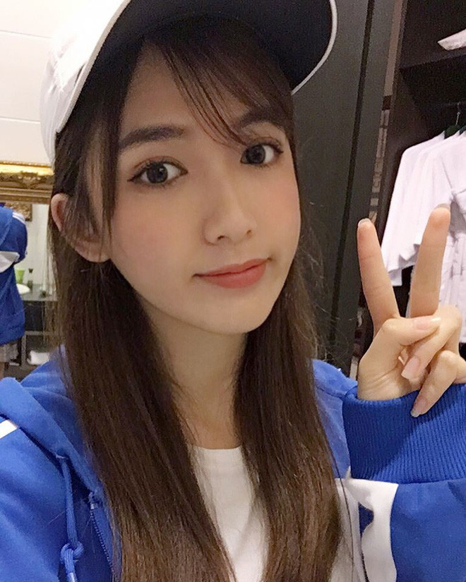 Lovell Tan bắt đầu nổi tiếng với vai trò một người mẫu nghiệp dư. Bên cạnh đó, cô bạn 9X Malaysia này từng tham gia vào khá nhiều cuộc thi sắc đẹp và cũng đạt được một số thành tích đáng kể như Quán quân Ifeel Girl do tạp chí đình đám Ifeel của Malaysia tổ chức hay lọt vào top 8 cuộc thi Miss Hoa kiều quốc tế Astro 2017.