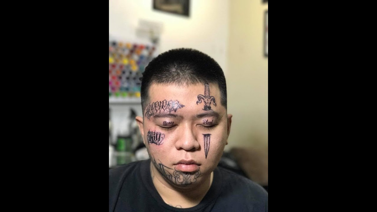 Ở bên kia chiến tuyến, không ít những lời đả kích và cho rằng chuyện giới trẻ Việt xăm kín mặt là sự thích thể hiện, chơi trội và có vẻ hơi quá trớn khi học tập quá nhanh theo sự lập dị của phương Tây.