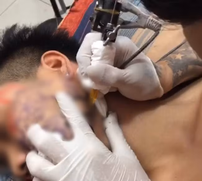 Ngay sau khi những bức ảnh các bạn trẻ xăm kín mặt được đưa lên mạng, 2 luồng ý kiến đã được đưa ra và nhanh chóng trở thành sự việc được bàn tán xôn xao trong thời gian vừa qua.