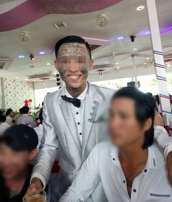 Đầu tiên, nhiều người ủng hộ việc xăm lên khuôn mặt vì đó là tự do của mỗi người. Cơ thể của họ, họ muốn làm gì cũng được miễn là cảm thấy thoải mái trong suy nghĩ.