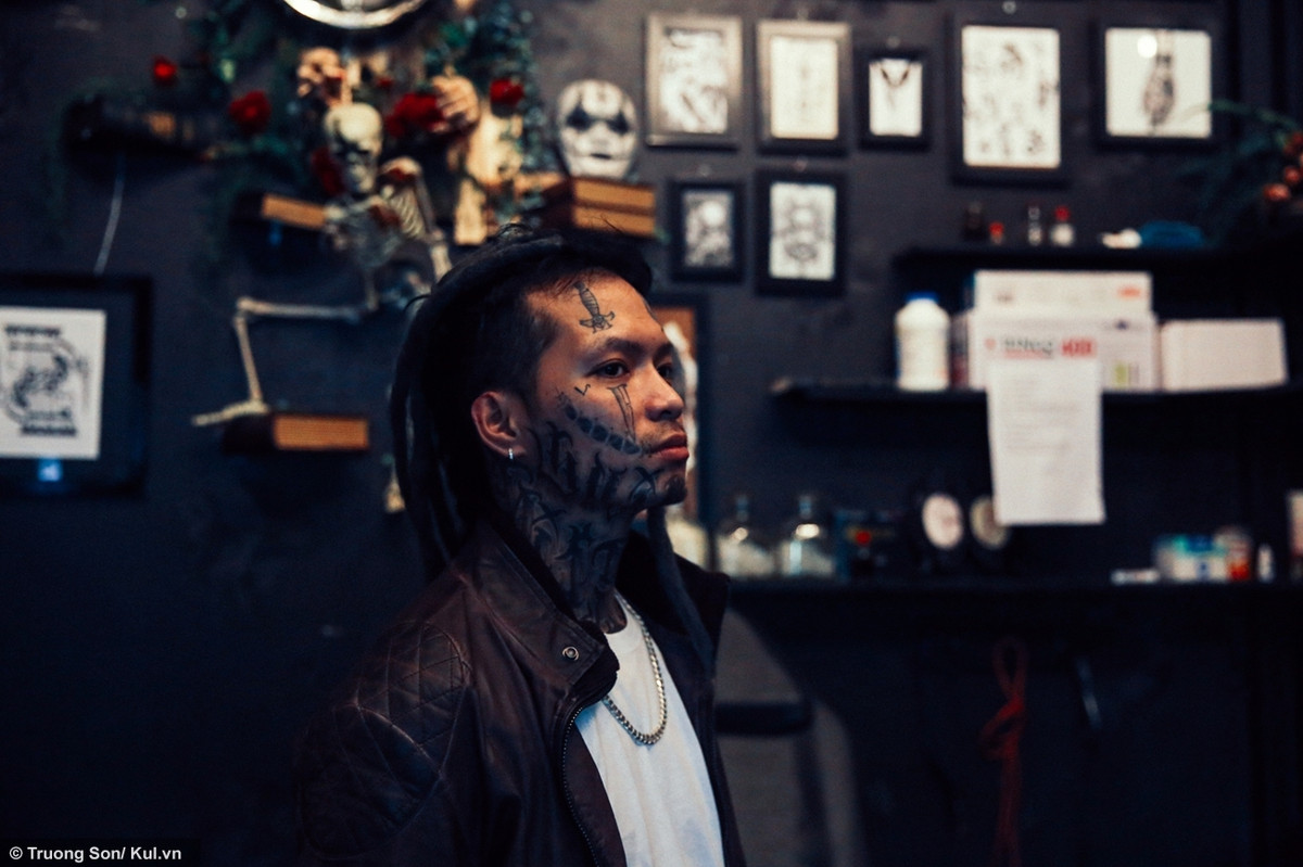 Nickname Hoàng Chiến bình luận: "Sao các bạn cứ kì thị nhỉ? Xăm ở đâu mà chẳng thế, các bạn ý xăm ở trên người cũng như ở mặt thôi. Miễn sao mà họ thích, thoải mái và chấp nhận được những ánh nhìn soi mói của mọi người là "ok" rồi. Xăm không xấu, chắc gì những người xăm lên mặt đã không tốt mà chắc gì những người không xăm đã tốt".