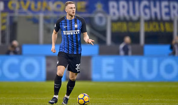 Theo Calcio Mercato, Mourinho rất ưng ý cầu thủ 23 tuổi, Milan Skriniar của Inter Milan và sẽ đưa ra một đề nghị trị giá từ 53 đến 59 triệu bảng để sở hữu trung vệ người Slovakia này vào tháng Giêng.