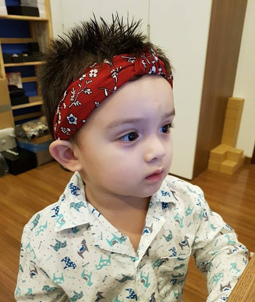 Theo chia sẻ của mẹ Maxi, ở nhà cậu bé này khá hiếu động và luôn thích khám phá, tìm hiểu những thứ xung quanh. Nên việc thường xuyên phải trả lời những câu hỏi của con là điều thường nhật của bà mẹ người Việt Nam.