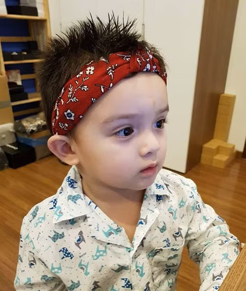 Theo chia sẻ của mẹ Maxi, ở nhà cậu bé này khá hiếu động và luôn thích khám phá, tìm hiểu những thứ xung quanh. Nên việc thường xuyên phải trả lời những câu hỏi của con là điều thường nhật của bà mẹ người Việt Nam.