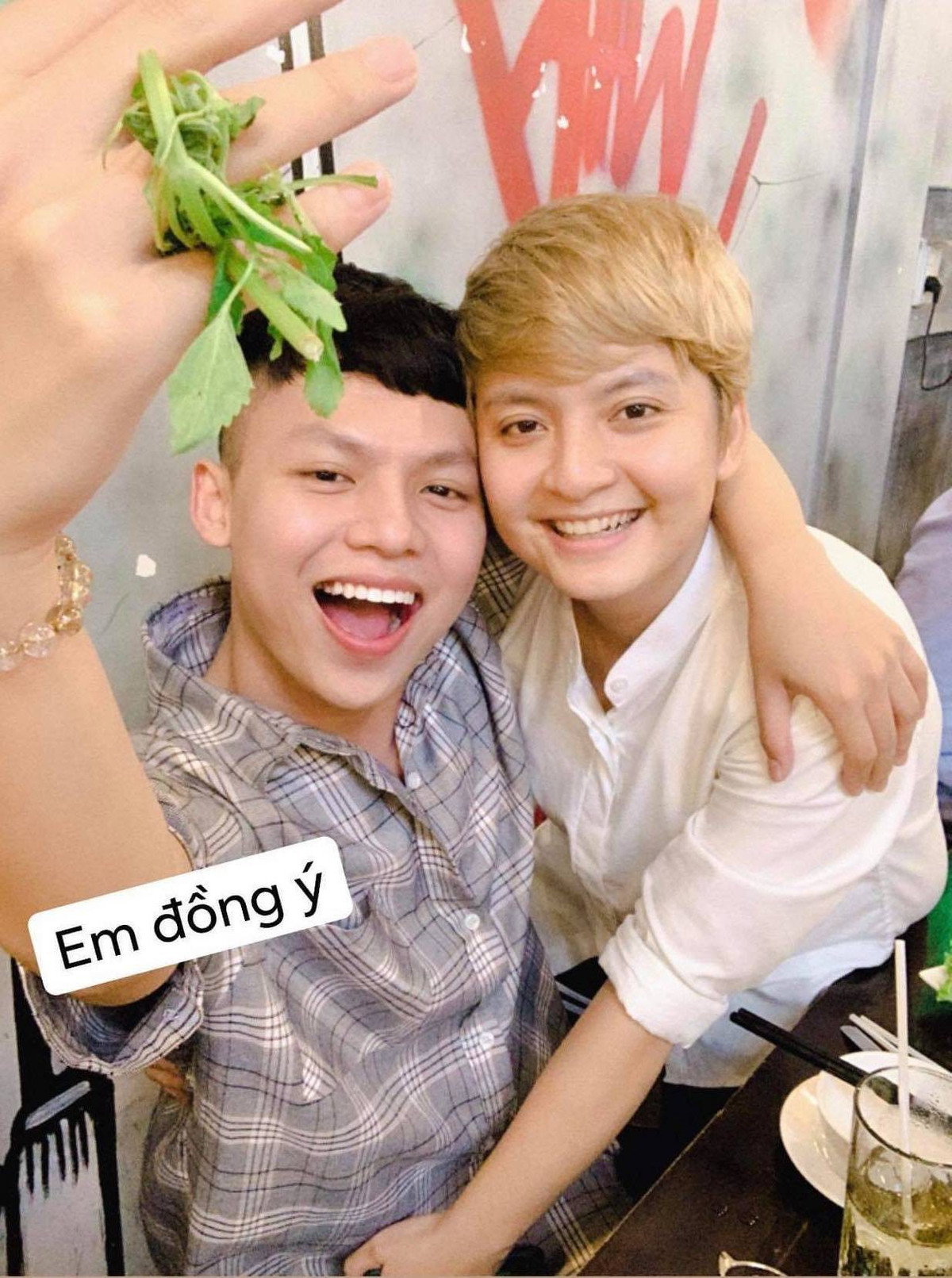 Hoà chung không khí vui vẻ này, không ít người đã "sáng tạo" ra hot trend ăn theo ca sĩ Đông Nhi để gây bão MXH.