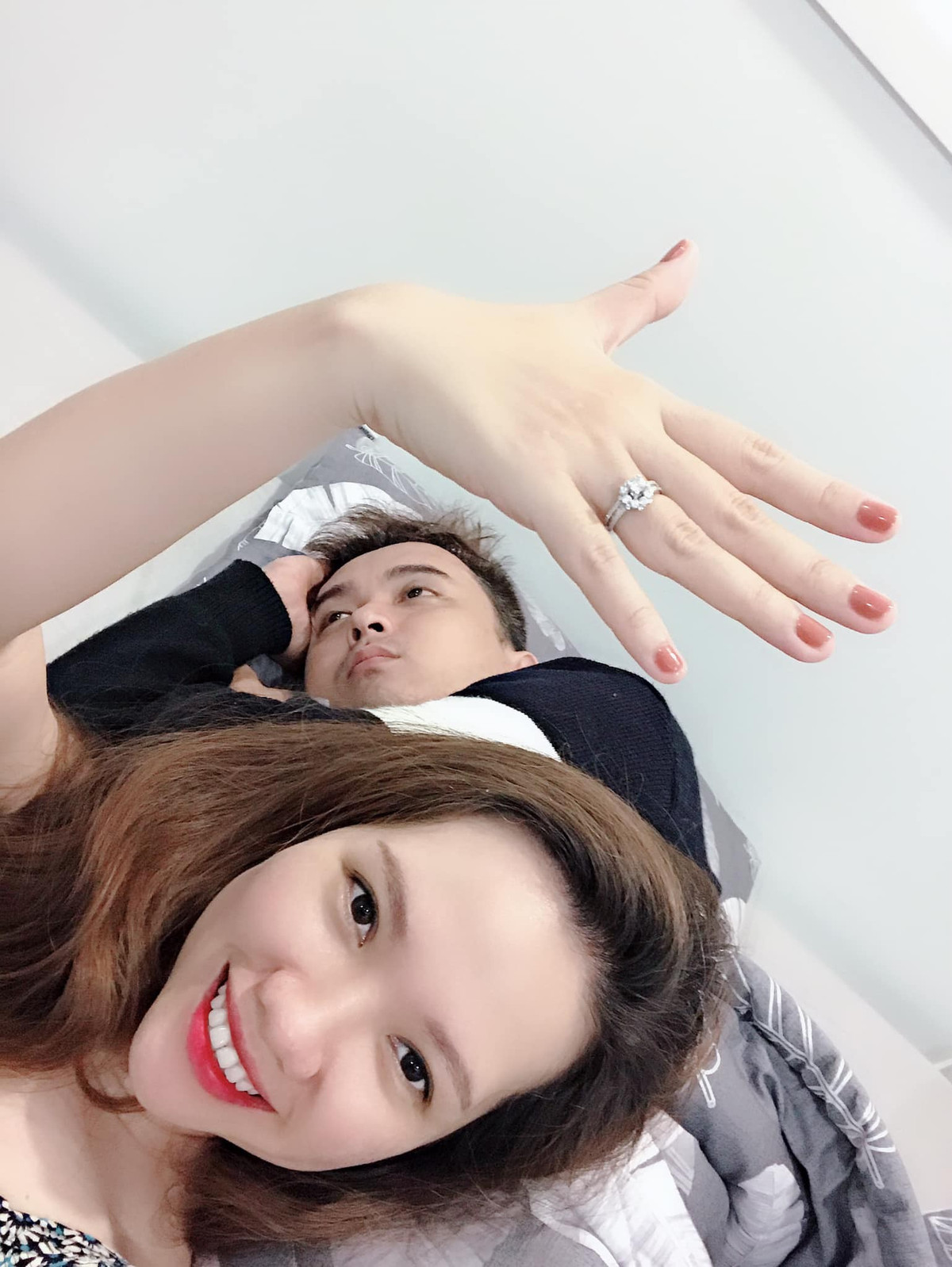 Thay vì khoe nhẫn, nhiều bạn trẻ đã khoe những vật dụng vô cùng đáng yêu như bình sữa của con hay cả những chiếc chun vàng thần thánh.