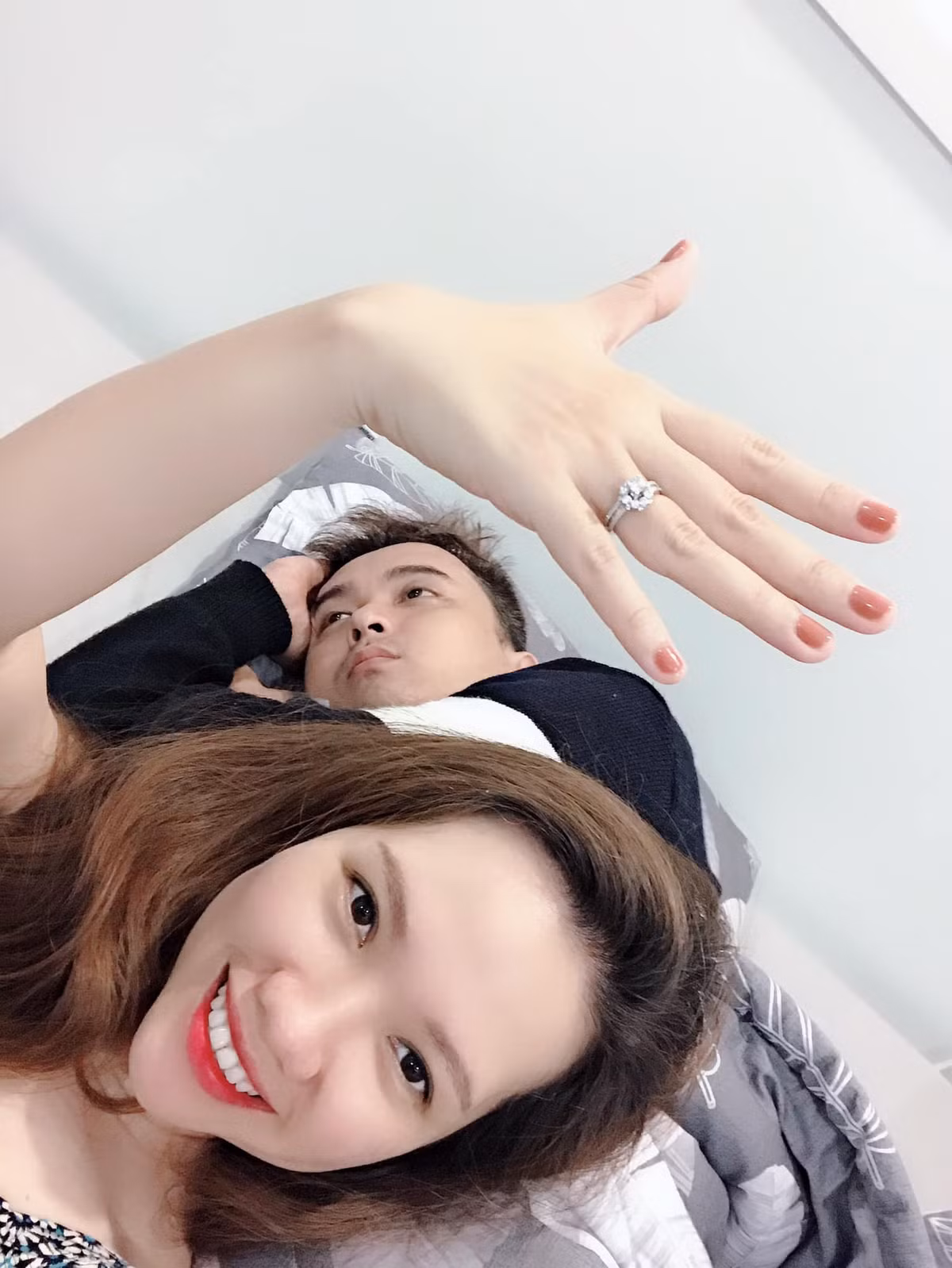 Thay vì khoe nhẫn, nhiều bạn trẻ đã khoe những vật dụng vô cùng đáng yêu như bình sữa của con hay cả những chiếc chun vàng thần thánh.