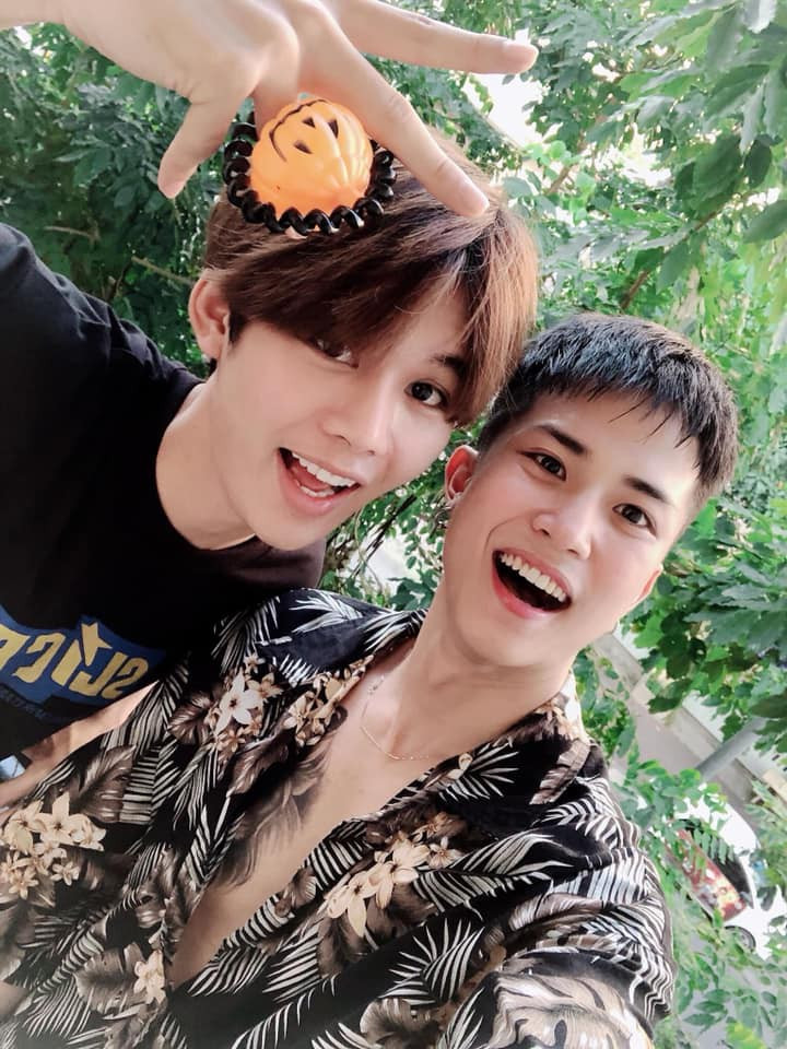 Người ta chụp ở New York, cầu hôn bằng nhẫn kim cương thì mình chụp ở sân vườn và bằng chun vòng.