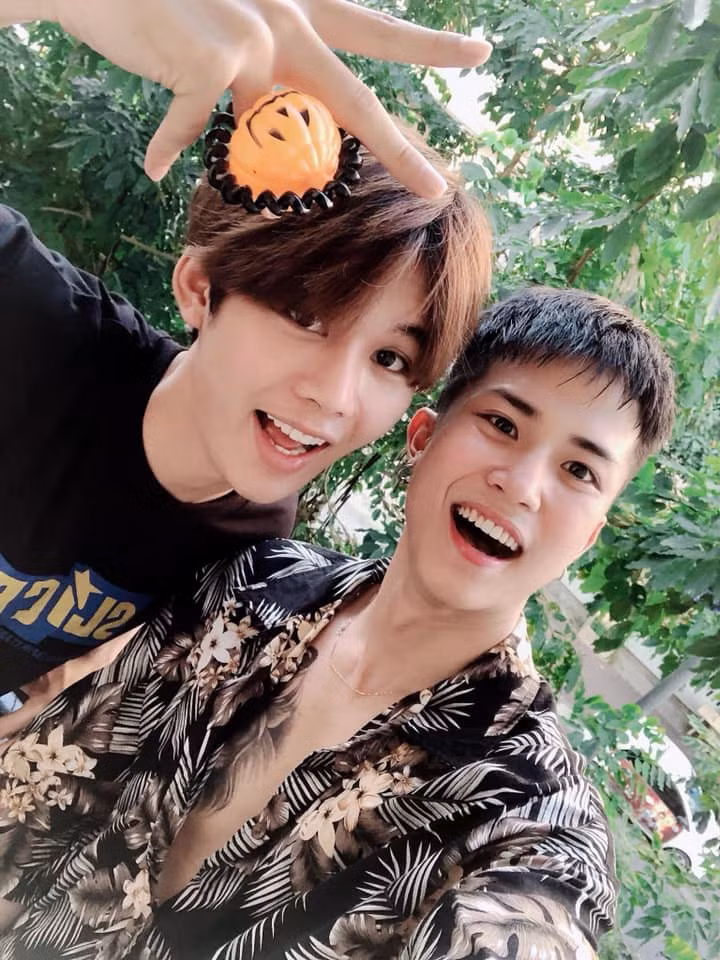 Người ta chụp ở New York, cầu hôn bằng nhẫn kim cương thì mình chụp ở sân vườn và bằng chun vòng.