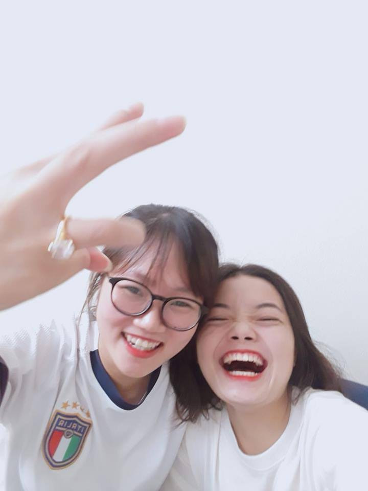 Trời ơi mừng quá cuối cùng cũng có người rước dù có cùng giới.