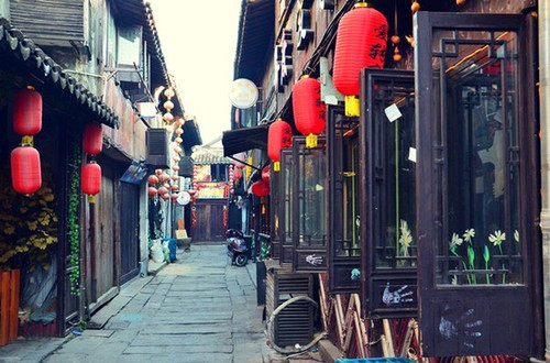 Những chiếc cầu nhỏ bắc qua sông, từng ngôi nhà cổ kính trầm mặc in bóng xuống dòng nước, bạn có thể ngồi thuyền du ngoạn ngắm hoàng hôn để cảm nhận vẻ đẹp huyền ảo hiếm có nơi đây.